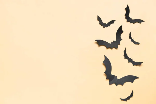 黄底万圣节派对纸制蝙蝠 — 图库照片