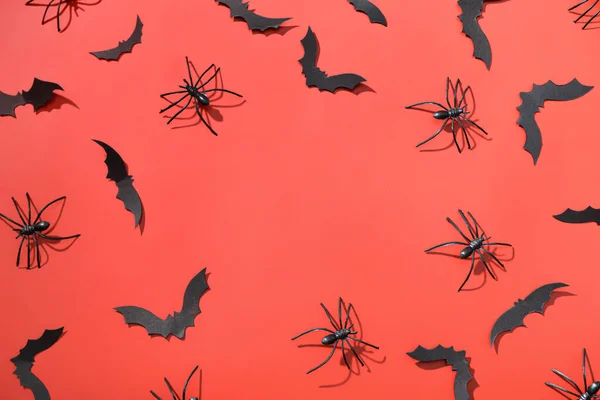 Quadro Feito Morcegos Papel Aranhas Para Festa Halloween Fundo Vermelho — Fotografia de Stock