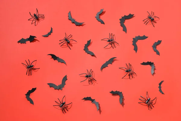 Kırmızı Arka Planda Cadılar Bayramı Partisi Için Kağıt Yarasalar Örümcekler — Stok fotoğraf
