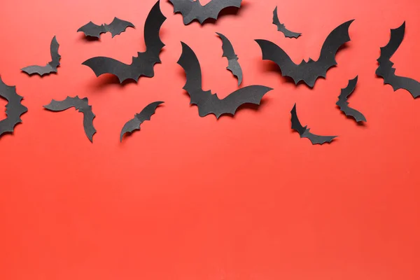 红底万圣节派对纸制蝙蝠 — 图库照片