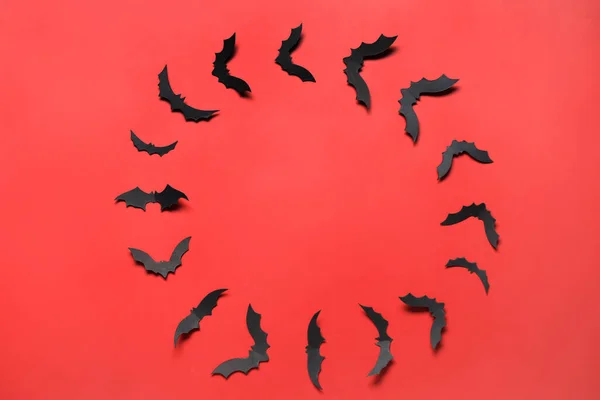 Σκελετός Από Χάρτινες Νυχτερίδες Για Αποκριάτικο Πάρτι Κόκκινο Φόντο — Φωτογραφία Αρχείου