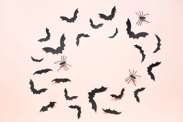 粉红底万圣节晚会用纸蝙蝠和蜘蛛做成的框架 — 图库照片