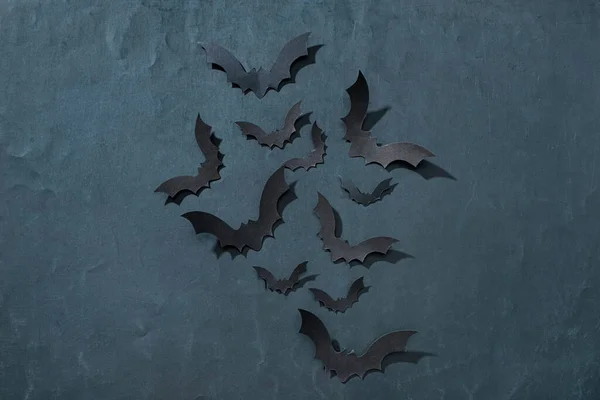黑暗背景下万圣节派对纸制蝙蝠 — 图库照片