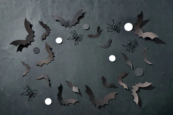 黑色背景的万圣节派对用纸蝙蝠和蜘蛛做的框架 — 图库照片
