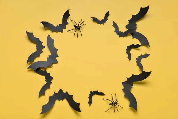 Quadro Feito Morcegos Papel Aranhas Para Festa Halloween Fundo Amarelo — Fotografia de Stock