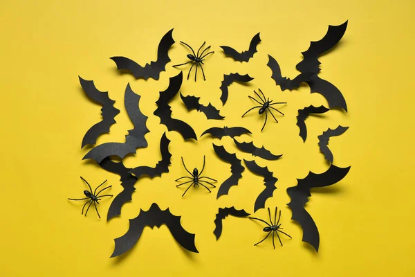 Papírové Netopýři Pavouci Halloween Party Žlutém Pozadí — Stock fotografie