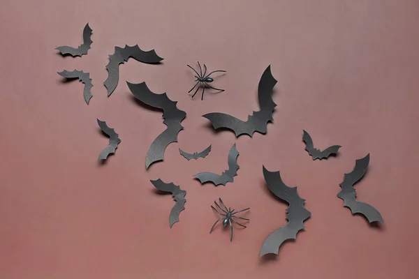 Kahverengi Arka Planda Cadılar Bayramı Partisi Için Kağıt Yarasalar Örümcekler — Stok fotoğraf