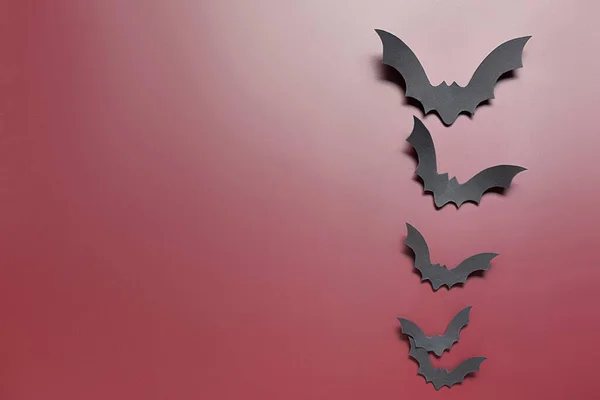 棕色背景的万圣节派对纸制蝙蝠 — 图库照片