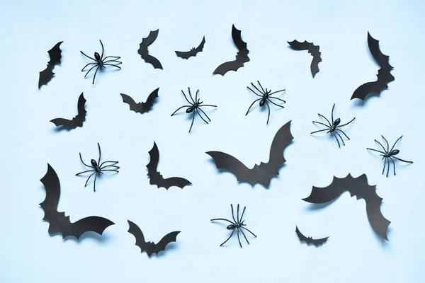 Χάρτινες Νυχτερίδες Και Αράχνες Για Αποκριάτικο Πάρτι Μπλε Φόντο — Φωτογραφία Αρχείου