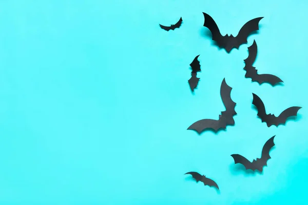 蓝色背景的万圣节派对纸制蝙蝠 — 图库照片