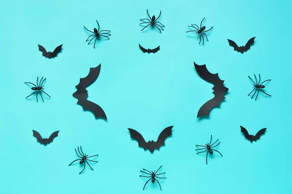 Quadro Feito Morcegos Papel Aranhas Para Festa Halloween Fundo Azul — Fotografia de Stock