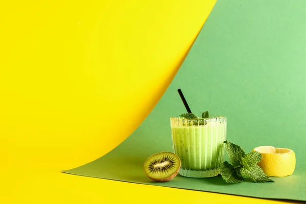 Glas Frischer Kiwi Smoothie Mit Minze Auf Buntem Hintergrund — Stockfoto