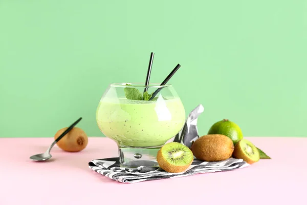 Glas Frischer Kiwi Smoothie Mit Minze Und Limette Auf Buntem — Stockfoto