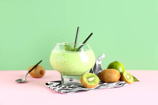 Copo Kiwi Smoothie Fresco Com Hortelã Limão Sobre Fundo Colorido — Fotografia de Stock