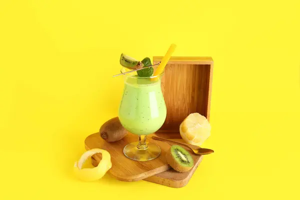 Glas Frischer Kiwi Smoothie Mit Basilikum Und Zitrone Auf Gelbem — Stockfoto
