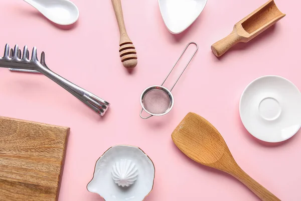 粉红背景的不同厨房用具组合 — 图库照片