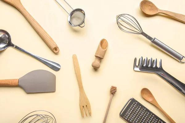 Zusammensetzung Mit Verschiedenen Küchengeräten Auf Farbigem Hintergrund — Stockfoto