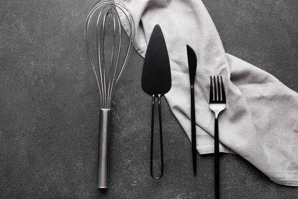 Συλλογή Από Διαφορετικά Σκεύη Κουζίνας Χαρτοπετσέτα Σκούρο Φόντο — Φωτογραφία Αρχείου