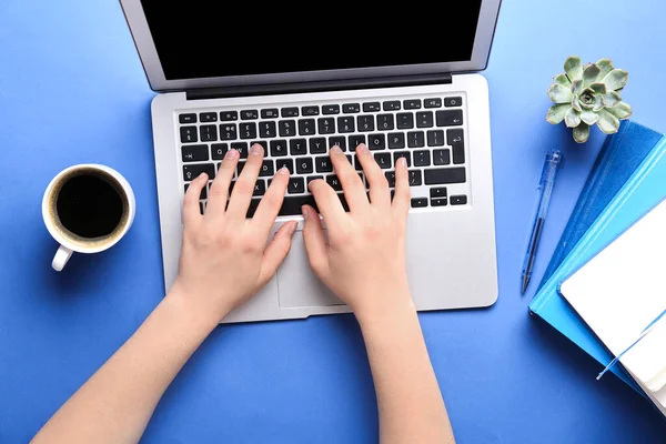 Vrouwelijke Handen Met Moderne Laptop Kopje Koffie Briefpapier Kleur Achtergrond — Stockfoto