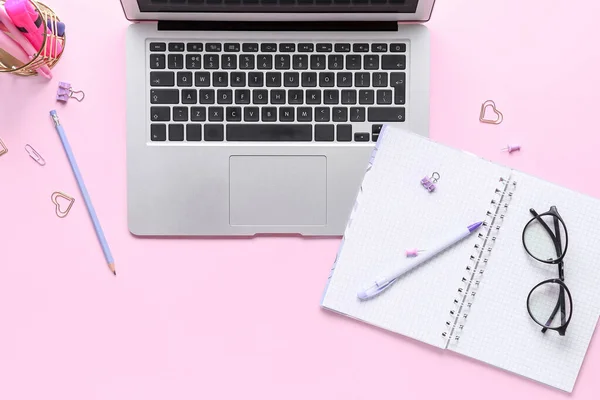 粉色背景的现代笔记本电脑 文具和眼镜 — 图库照片