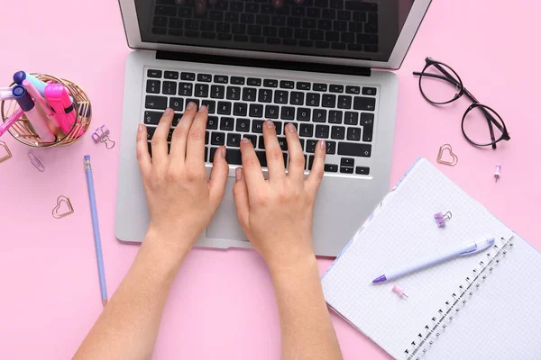Manos Femeninas Con Laptop Moderno Papelería Anteojos Sobre Fondo Rosa — Foto de Stock