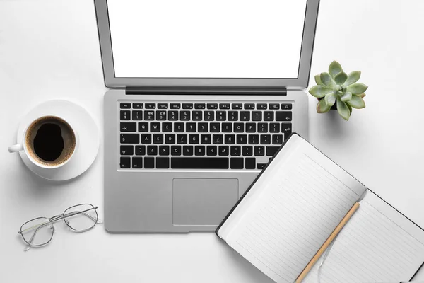 Moderner Laptop Notizbuch Brille Und Tasse Kaffee Auf Weißem Hintergrund — Stockfoto