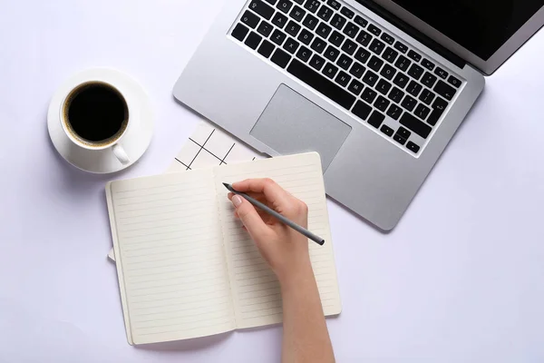 Frauenhand Mit Bleistift Notizbuch Tasse Kaffee Und Laptop Auf Weißem — Stockfoto
