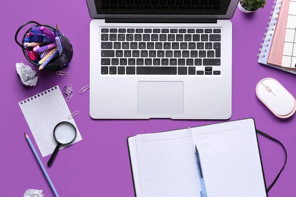 现代笔记本电脑 电脑鼠标和紫色背景的不同文具的组合 — 图库照片