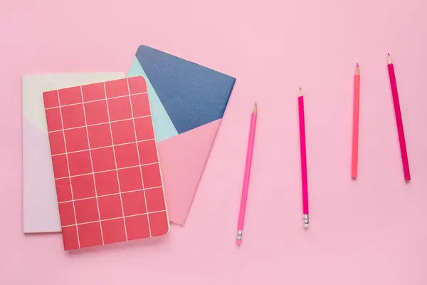 Zápisníky Tužky Růžovém Pozadí — Stock fotografie
