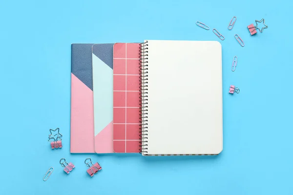 Skład Różnymi Notebookami Spinaczami Tle Koloru — Zdjęcie stockowe