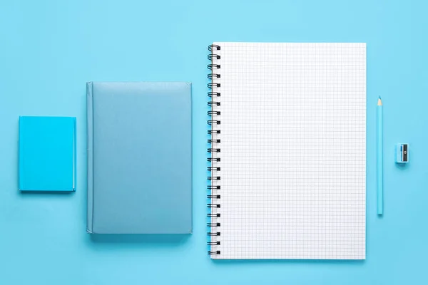 Zestaw Notebooków Ołówków Temperówek Kolorowym Tle — Zdjęcie stockowe