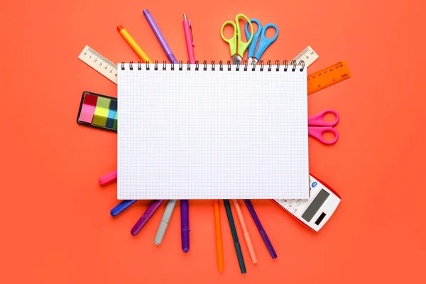 彩色背景下空白笔记本和不同文具的构图 — 图库照片