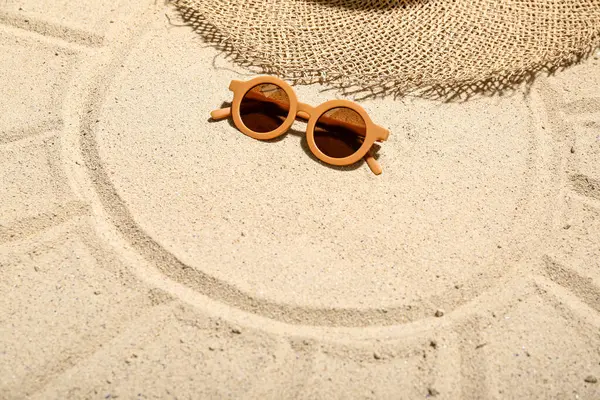 Elegantes Gafas Sol Sombrero Sol Dibujados Arena Playa — Foto de Stock
