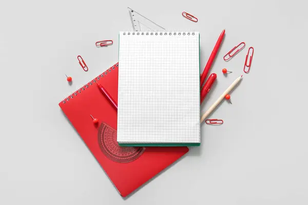 Composición Con Cuaderno Blanco Diferentes Artículos Papelería Escolar Sobre Fondo —  Fotos de Stock