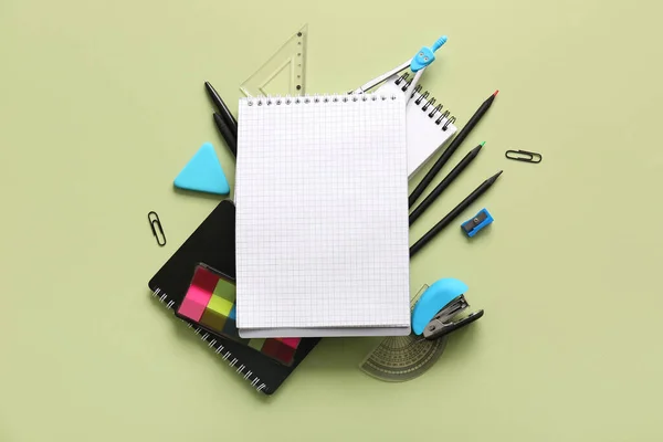 Composición Con Cuaderno Blanco Diferentes Artículos Papelería Escuela Sobre Fondo —  Fotos de Stock