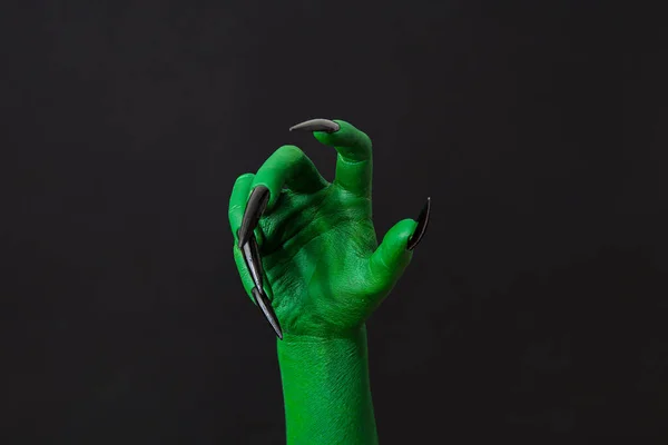 黑暗背景下的绿手女巫万圣节庆祝活动 — 图库照片