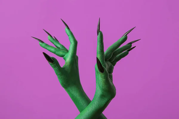 Groene Handen Van Heks Paarse Achtergrond Halloween Viering — Stockfoto