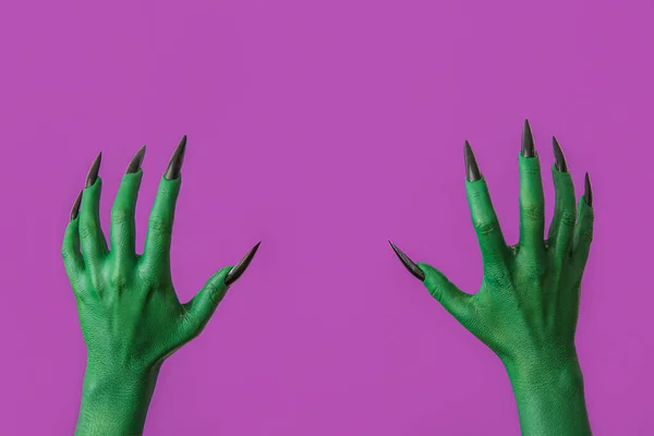 Πράσινα Χέρια Μάγισσας Μωβ Φόντο Απόκριες Γιορτή — Φωτογραφία Αρχείου