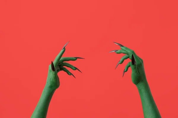 Kırmızı Arka Planda Cadının Yeşil Elleri Cadılar Bayramı — Stok fotoğraf