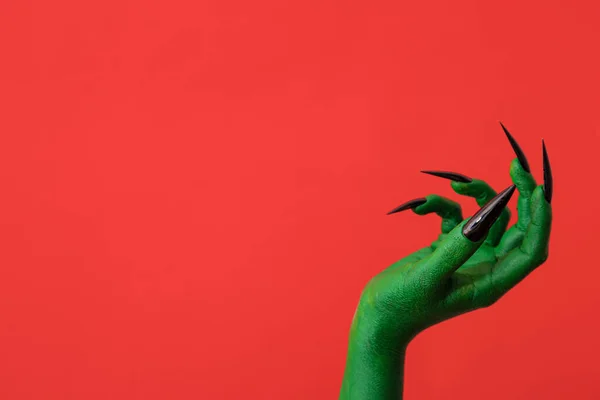 Groene Hand Van Heks Rode Achtergrond Close Halloween Viering — Stockfoto