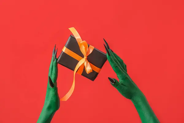 Groene Handen Van Heks Met Geschenkdoos Rode Achtergrond Halloween Viering — Stockfoto