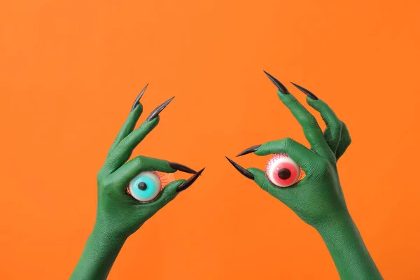 Groene Handen Van Heks Met Ogen Oranje Achtergrond Halloween Viering — Stockfoto