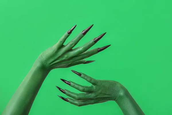 Mãos Bruxa Fundo Verde Celebração Halloween — Fotografia de Stock