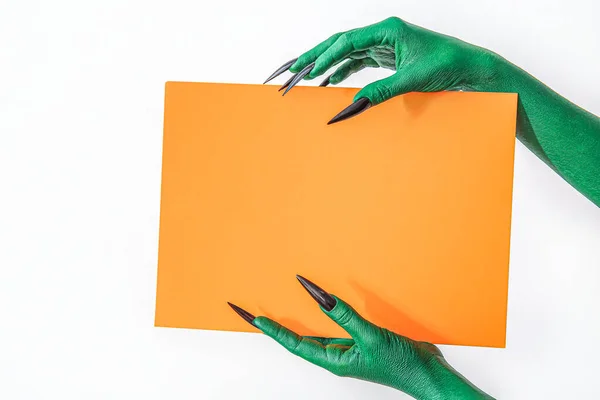 Boszorkánykezek Üres Narancssárga Papírlepedővel Fehér Háttérrel Halloween Ünnepe — Stock Fotó