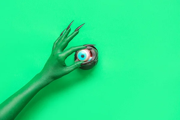 Рука Відьми Котушкою Очей Зеленому Тлі Святкування Хеллоуїна — стокове фото