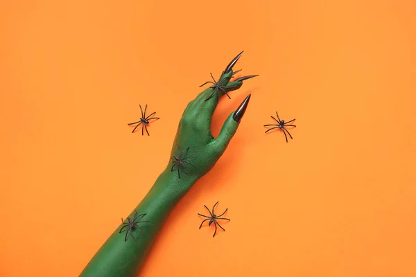 Zöld Boszorkánykéz Pókokkal Narancssárga Háttéren Halloween Ünnepe — Stock Fotó
