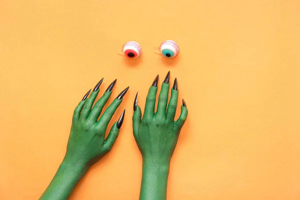 Mãos Verdes Bruxa Com Olhos Fundo Laranja Celebração Halloween — Fotografia de Stock