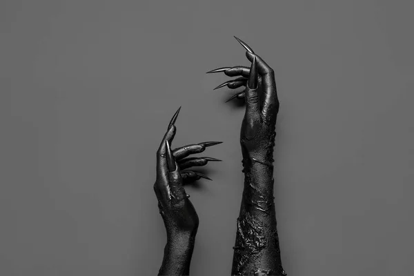 Чорні Руки Відьми Сірому Фоні Святкування Хеллоуїна — стокове фото