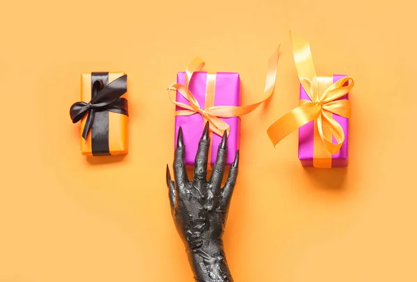 Zwarte Hand Van Heks Geschenkdozen Oranje Achtergrond Halloween Viering — Stockfoto