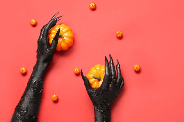 Zwarte Handen Van Heks Met Pompoenen Rode Achtergrond Halloween Viering — Stockfoto